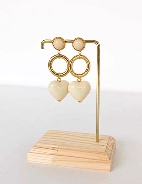 une paire de boucles d'oreilles composée de cœur en résine et d'anneaux dorés de seconde main
