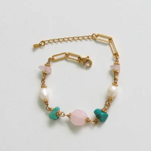 Bracelet upcyclé doré, composé de quartz rose, turquoise et perle d'eau de seconde main