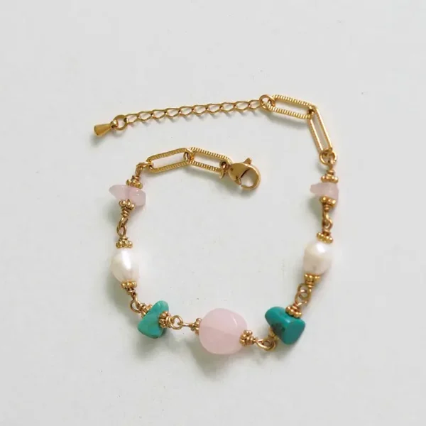 Bracelet upcyclé doré, composé de quartz rose, turquoise et perle d'eau de seconde main