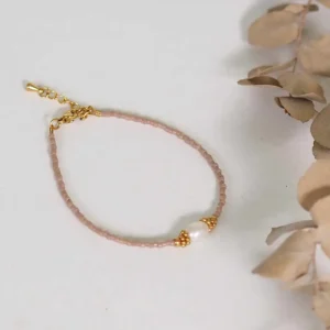 Bracelet avec des perles miyuki couleurs taupe et un perles d'eau douce au centre