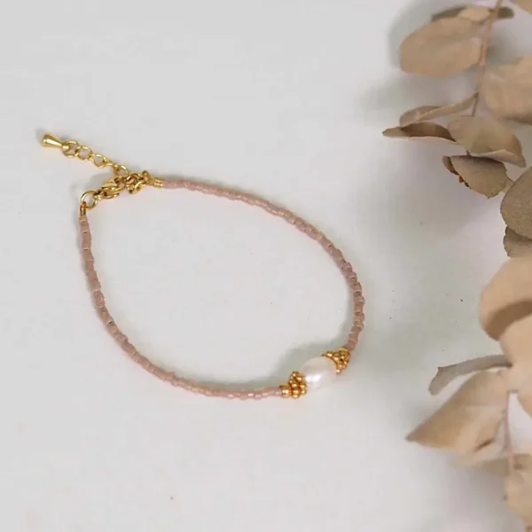 Bracelet avec des perles miyuki couleurs taupe et un perles d'eau douce au centre