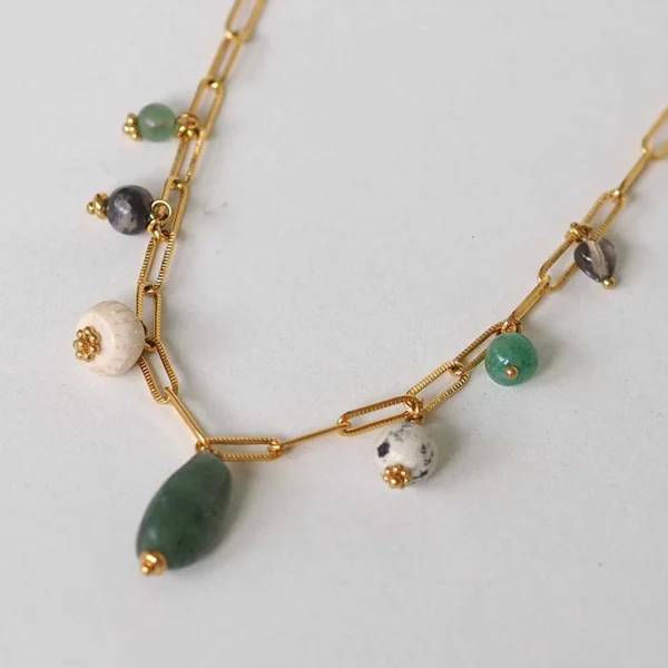 un collier upcyclé composé de pierres et perles de seconde main montées en breloques sur une chaîne en acier inoxydable mailles trombones dorée