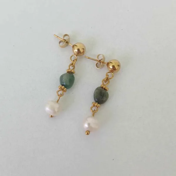 Boucles d'oreilles upcyclées vertes et blanches sur fond blanc
