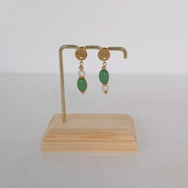boucles d'oreilles upcyclées asymétriques sur un portant