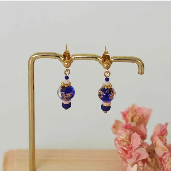 boucles d'oreilles upcyclées avec des perles de Murano de seconde main sur un portant