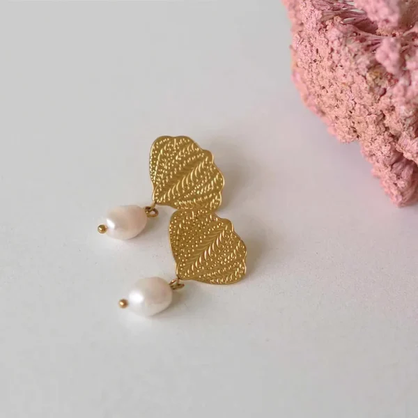 boucles d'oreilles upcyclées dorées et blanches à plat sur fond blanc