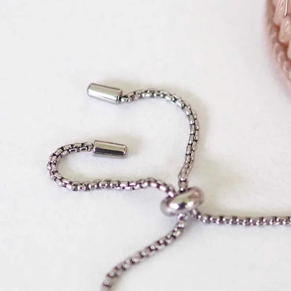 zoom sur le fermoir coulissant du bracelet upcyclé James