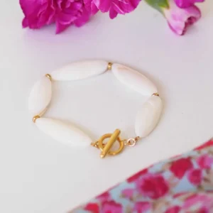 bracelet upcyclé avec des perles en nacre de seconde main sur fond blanc