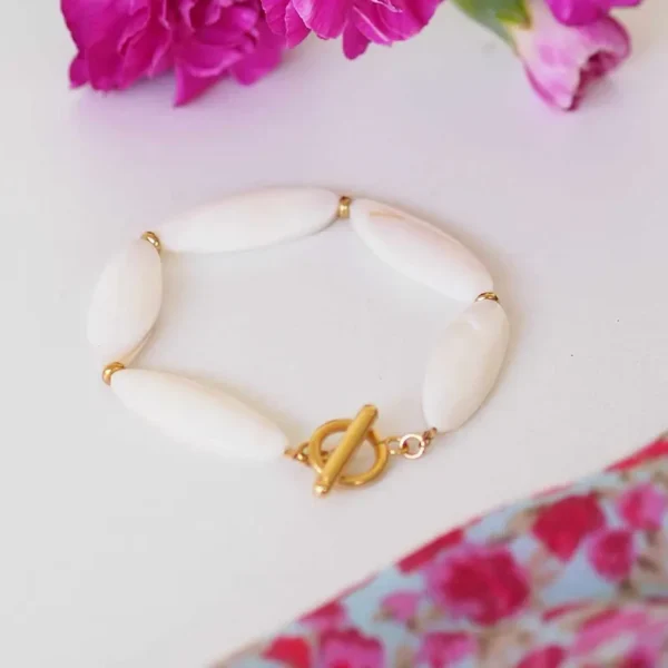 bracelet upcyclé avec des perles en nacre de seconde main sur fond blanc