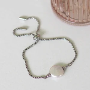 bracelet upcyclé argenté avec une perles sur fond blanc