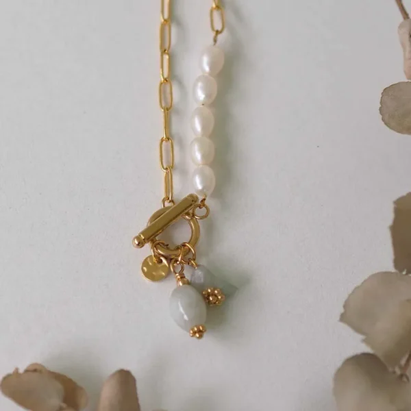 zoom sur les breloques, pierres et perles du collier upcyclé Stockholm