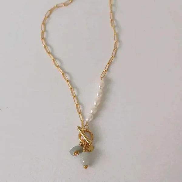 le collier upcyclé Stockholm composé de perles et de pierres de seconde main à plat sur fond blanc