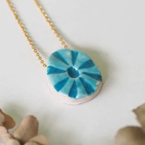 zoom sur un pendentif bleu de seconde main en céramique émaillée